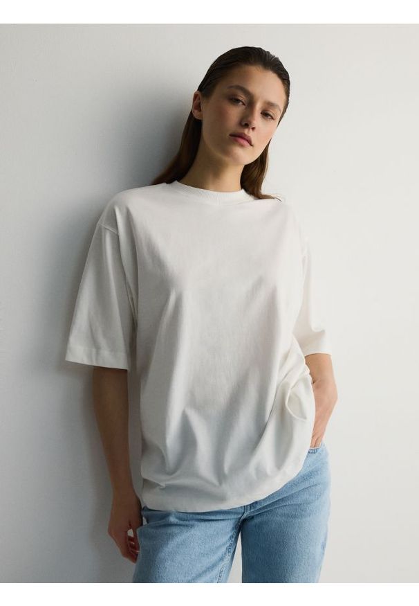 Reserved - T-shirt oversize - złamana biel. Materiał: bawełna, dzianina