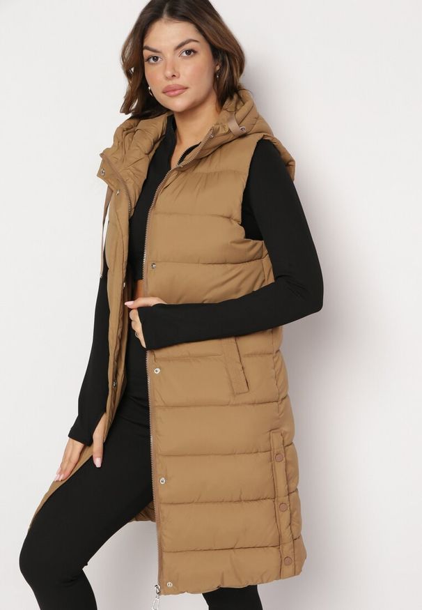 Born2be - Beżowa Długa Pikowana Kamizelka Zapinana na Napy i Suwak Ishtar. Kolor: beżowy. Długość: długie