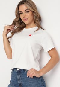 Born2be - Biały T-shirt z Bawełny z Krótkim Rękawem i Naszywką w Kształcie Serca Viketta. Kolor: biały. Materiał: bawełna. Długość rękawa: krótki rękaw. Długość: krótkie. Wzór: aplikacja. Styl: elegancki #1