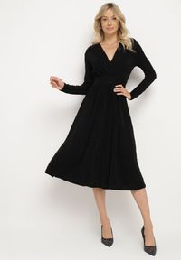 Born2be - Czarna Taliowana Sukienka z Wiskozą o Rozkloszowanym Kroju Zdobiona Metaliczną Nicią Mesinae. Okazja: do pracy, na spotkanie biznesowe. Typ kołnierza: dekolt w kształcie V. Kolor: czarny. Materiał: wiskoza. Długość rękawa: długi rękaw. Wzór: aplikacja. Typ sukienki: rozkloszowane. Styl: wizytowy, glamour, elegancki, biznesowy #5