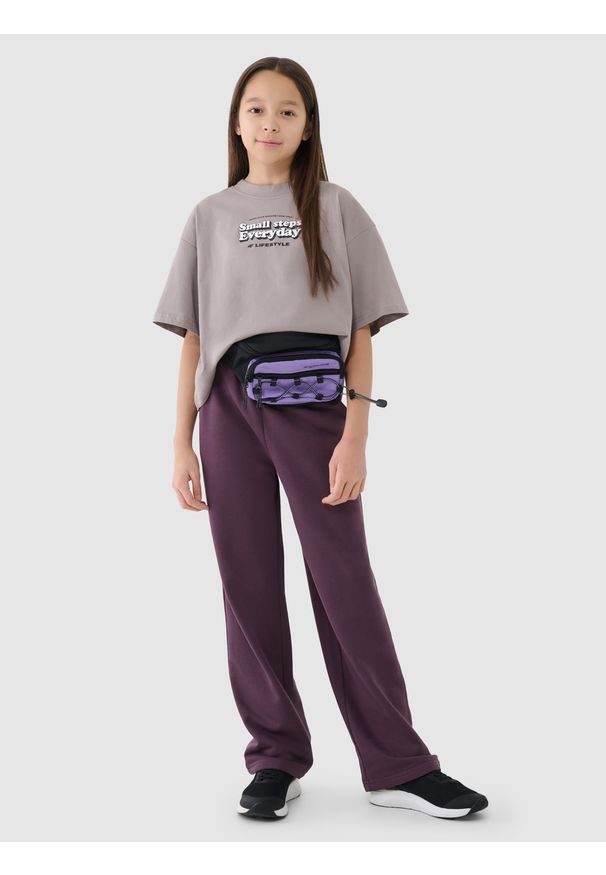 4f - 4F Crop top oversize z nadrukiem dziewczęcy - beżowy 134 (8-9 lat). Okazja: na co dzień. Kolor: beżowy. Materiał: dzianina, bawełna, jersey. Długość rękawa: krótki rękaw. Długość: krótkie. Wzór: nadruk. Sezon: lato. Styl: sportowy, casual