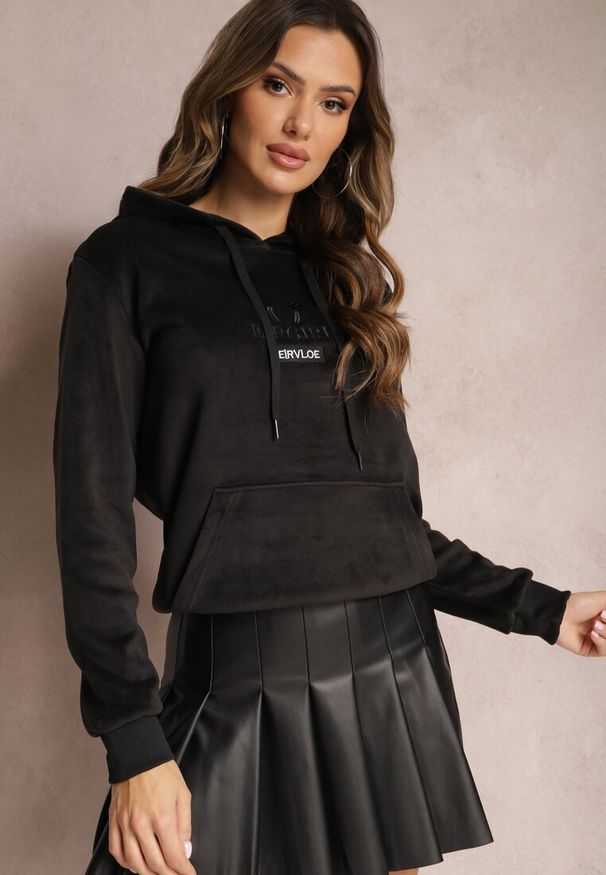 Renee - Czarna Ocieplona Bluza Welurowa o Fasonie Kangurki z Napisem Meluia. Typ kołnierza: kaptur. Kolor: czarny. Materiał: welur. Wzór: napisy