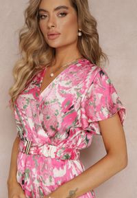 Renee - Różowa Rozkloszowana Sukienka Maxi z Gumką w Talii i Materiałowym Paskiem Tivia. Kolor: różowy. Materiał: materiał. Typ sukienki: kopertowe. Długość: maxi #5