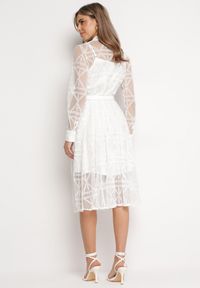 Born2be - Biała Rozkloszowana Sukienka Midi z Haftowanej Tkaniny Abdiela. Kolor: biały. Materiał: tkanina. Długość rękawa: na ramiączkach. Wzór: haft. Długość: midi #2