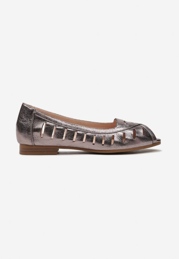 Born2be - Srebrne Balerinki Peep Toe z Ażurowymi Wycięciami i Skórzaną Wkładką Nafiarda. Okazja: na co dzień. Nosek buta: otwarty. Zapięcie: bez zapięcia. Kolor: srebrny. Wzór: ażurowy. Materiał: skóra. Sezon: lato, wiosna. Obcas: na obcasie. Styl: wizytowy, elegancki, casual. Wysokość obcasa: niski