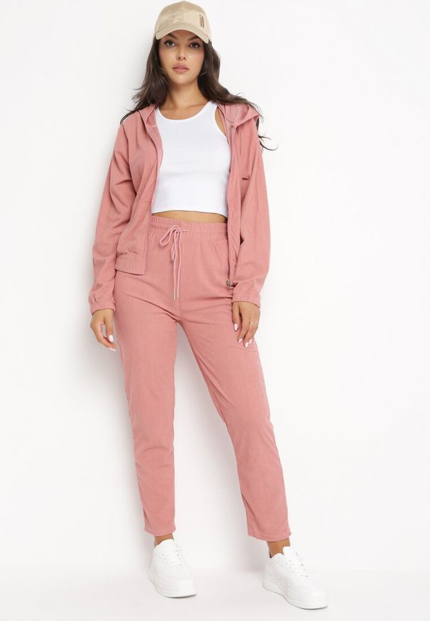 Born2be - Różowy 2-częściowy Prążkowany Komplet Dresowy z Bluzą i Spodniami Tuenna. Kolor: różowy. Materiał: dresówka, prążkowany