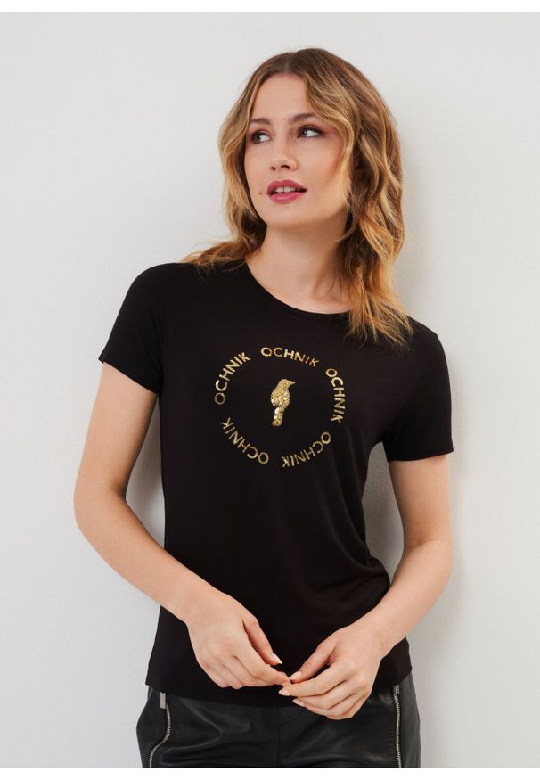 Ochnik - Czarny T-shirt damski z aplikacją. Kolor: czarny. Materiał: wiskoza. Wzór: aplikacja