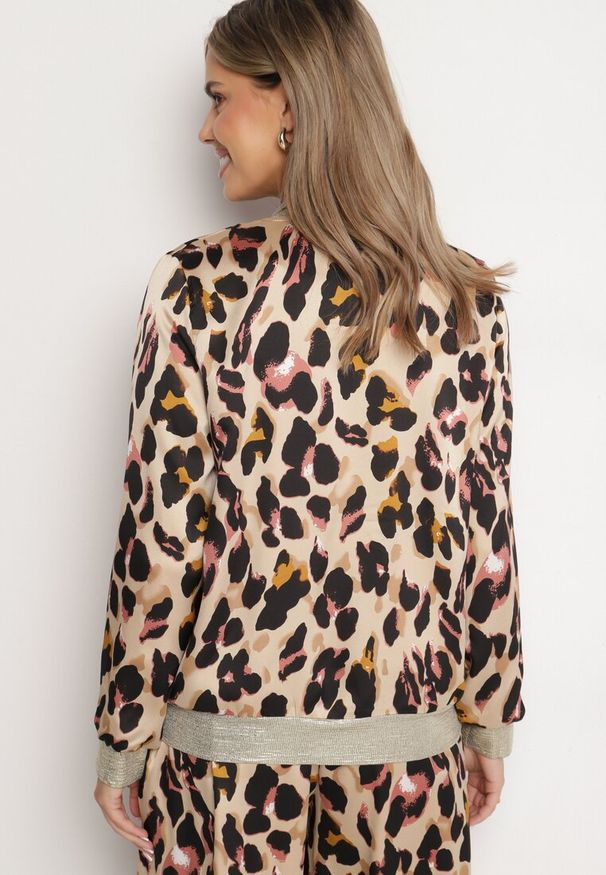 Born2be - Beżowo-Różowa Kurtka Bomberka w Panterkę ze Ściągaczami Irira. Okazja: na spacer, na co dzień. Kolor: beżowy. Materiał: jeans. Długość rękawa: długi rękaw. Długość: długie. Wzór: motyw zwierzęcy. Styl: elegancki, casual