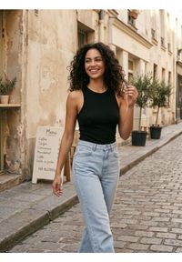 Sinsay - Body na ramiączkach z okrągłym dekoltem - czarny. Kolor: czarny. Długość rękawa: na ramiączkach