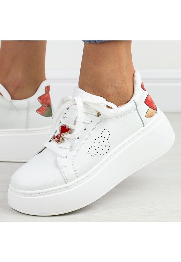 Białe skórzane sneakersy damskie Vinceza 89100. Okazja: na co dzień. Kolor: biały. Materiał: skóra. Szerokość cholewki: normalna. Sezon: wiosna, jesień, lato. Obcas: na platformie