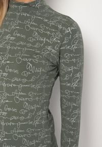 Born2be - Zielona Bluzka z Bawełny w Stylu Longsleeve z Półgolfem w Literowy Nadruk Azelenia. Okazja: na co dzień. Kolor: zielony. Materiał: bawełna. Długość rękawa: długi rękaw. Wzór: nadruk. Styl: casual #6