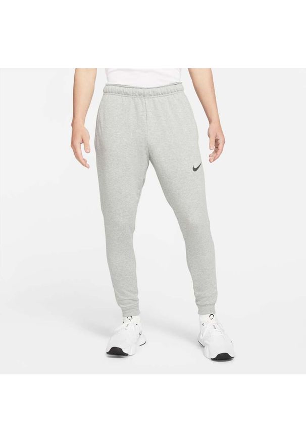 Spodnie sportowe męskie Nike Drifit Trapered. Kolor: szary, wielokolorowy, czarny. Materiał: dresówka. Sport: fitness