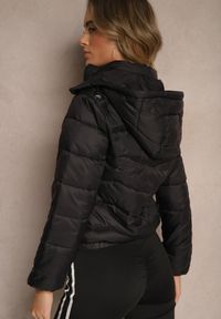 Renee - Czarna Kurtka z Odpinanym Kapturem Ozdobiona Pikowaniem Jolvesa. Okazja: na co dzień, na spacer. Kolor: czarny. Materiał: jeans. Wzór: aplikacja. Styl: casual, elegancki