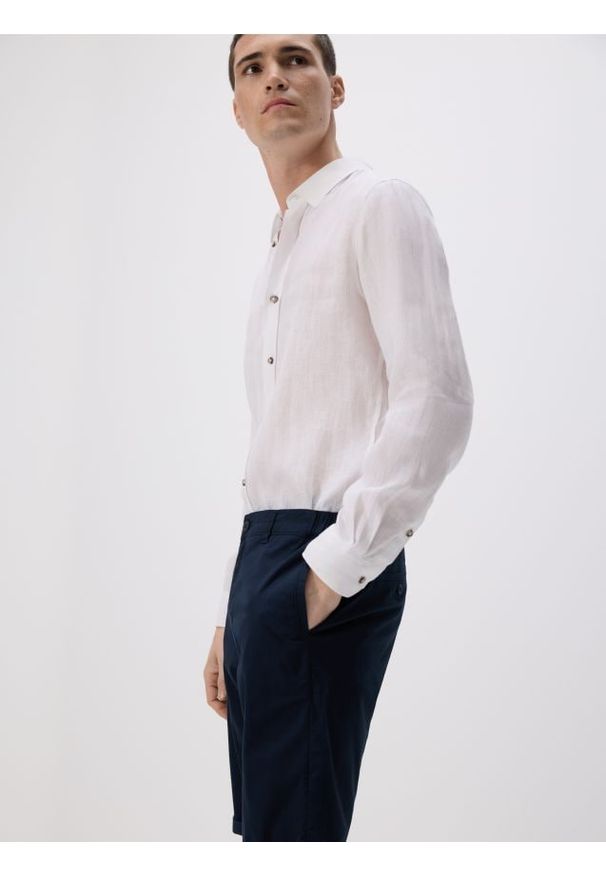 Reserved - Szorty chino slim - granatowy. Kolor: niebieski. Materiał: bawełna, tkanina