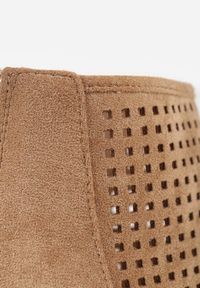 Renee - Ciemnobeżowe Sandały Vices na Słupku z Ażurową Cholewką Felilina. Okazja: na spotkanie biznesowe, na spacer. Nosek buta: otwarty. Zapięcie: zamek. Kolor: beżowy. Wzór: ażurowy. Materiał: koronka. Sezon: lato. Obcas: na słupku. Styl: biznesowy, elegancki. Wysokość obcasa: średni #5