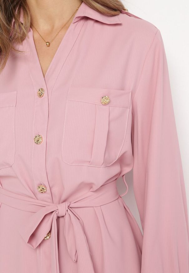 Born2be - Różowa Rozkloszowana Sukienka Koszulowa z Wiązanym Paskiem Vinala. Okazja: na co dzień. Kolor: różowy. Materiał: materiał. Typ sukienki: koszulowe. Styl: casual