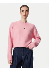 Tommy Jeans Sweter Fluffy Badge DW0DW23831 Różowy jasny Regular Fit. Kolor: różowy. Materiał: syntetyk #1