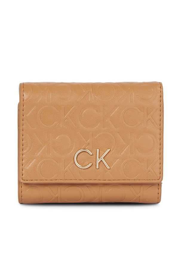 Calvin Klein Portfel damski Re-Lock Trifold Xs Emb K60K611321 Brązowy. Kolor: brązowy