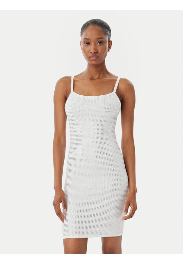 Guess Sukienka dzianinowa W5GK45 Z3MN2 Biały Regular Fit. Kolor: biały. Materiał: syntetyk