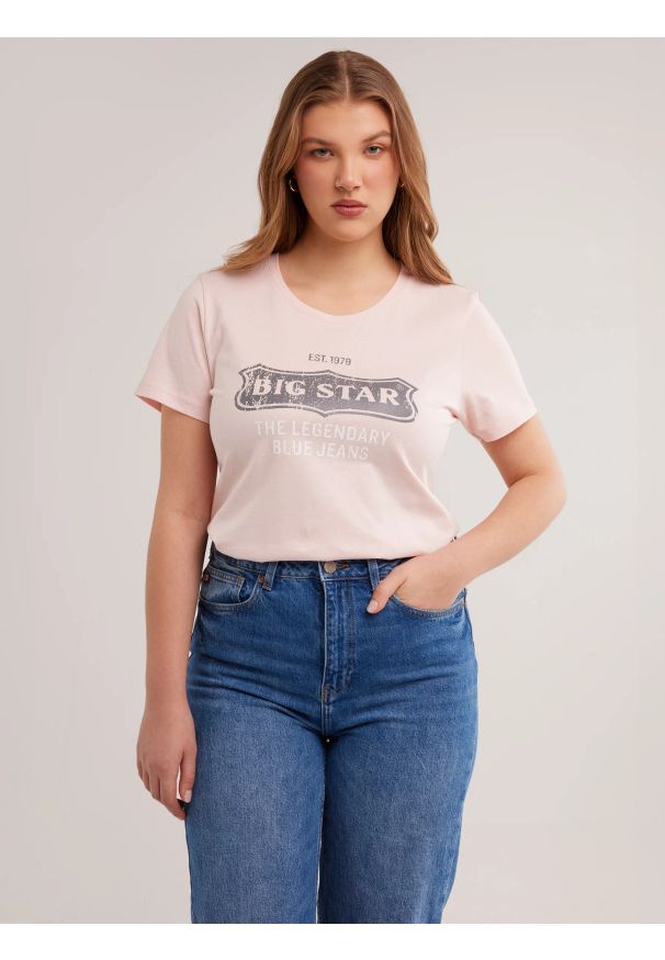 Big-Star - Koszulka damska z nadrukiem na piersi z kolekcji Authentic różowa Rissmelna 600. Kolor: różowy. Materiał: dzianina, jeans. Wzór: nadruk. Styl: retro, klasyczny