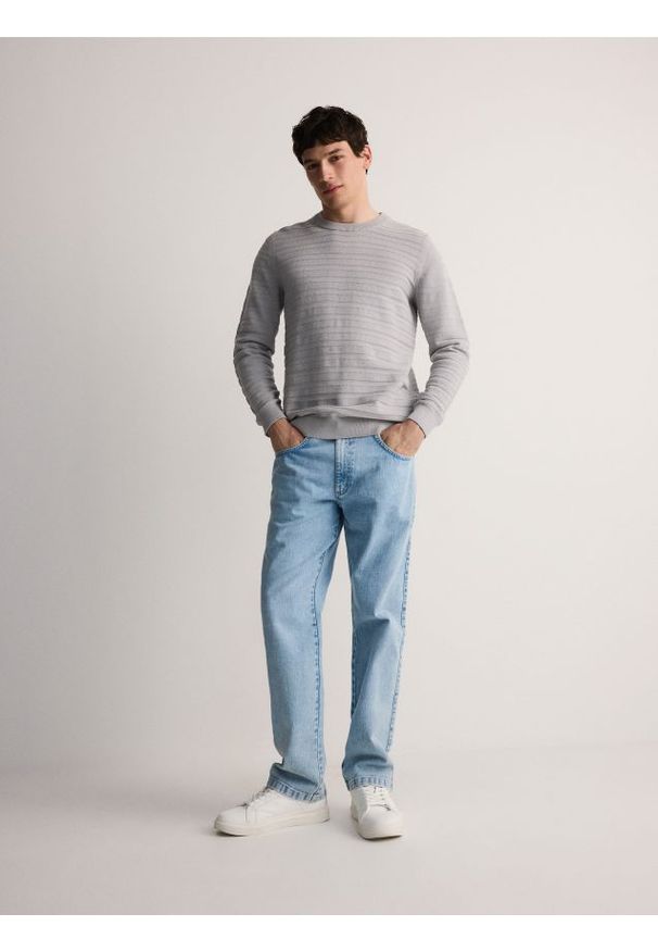 Reserved - Bawełniany sweter w paski - jasnoszary. Kolor: szary. Materiał: bawełna. Wzór: paski