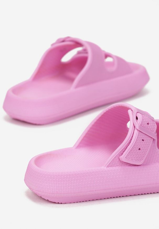 Born2be - Różowe Klapki Dianile. Kolor: różowy. Materiał: guma. Wzór: aplikacja, jednolity, paski