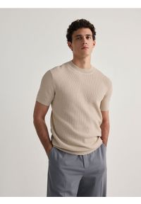 Reserved - Sweter z krótkim rękawem - beżowy. Kolor: beżowy. Materiał: dzianina. Długość rękawa: krótki rękaw. Długość: krótkie
