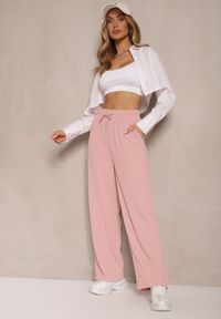 Renee - Różowe Spodnie o Szerokim Kroju High Waist Ozdobione Sznurkiem Deyrisse. Okazja: na spotkanie biznesowe, do pracy. Stan: podwyższony. Kolor: różowy. Materiał: guma. Wzór: aplikacja. Styl: biznesowy, elegancki