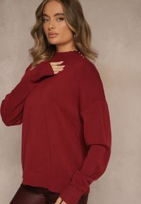 Renee - Bordowy Gładki Golf Zdobiony Guzikami przy Dekolcie Rallessa. Okazja: na randkę, na co dzień, na spotkanie biznesowe. Typ kołnierza: golf. Kolor: czerwony. Materiał: jeans. Długość rękawa: długi rękaw. Długość: długie. Wzór: gładki, aplikacja. Styl: klasyczny, casual, elegancki, biznesowy #2