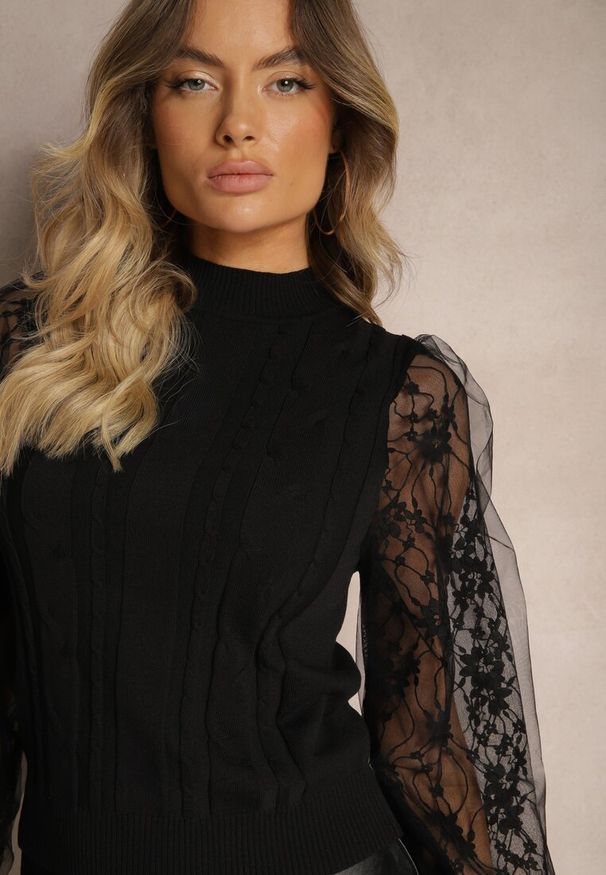 Renee - Czarny Golf ze Wstawkami z Siateczki na Rękawach Yelira. Okazja: na co dzień. Typ kołnierza: golf. Kolor: czarny. Materiał: jeans. Wzór: aplikacja. Styl: casual