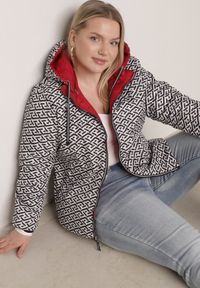 Born2be - Czerwona Dwustronna Kurtka Pikowana z Kapturem Zidila. Okazja: na spacer, na co dzień. Typ kołnierza: kaptur. Kolekcja: plus size. Kolor: czerwony. Materiał: jeans. Wzór: geometria. Styl: casual, sportowy #8