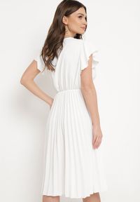 Born2be - Biała Rozkloszowana Sukienka Midi z Kopertową Górą i Plisowanym Dołem Alissu. Kolor: biały. Typ sukienki: kopertowe. Styl: klasyczny, elegancki. Długość: midi #6