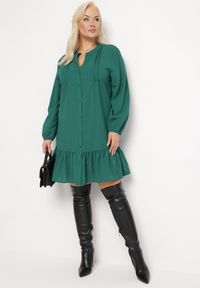 Born2be - Ciemnozielona Koszulowa Sukienka Mini z Falbanką Brindel. Kolor: zielony. Typ sukienki: koszulowe. Długość: mini #4