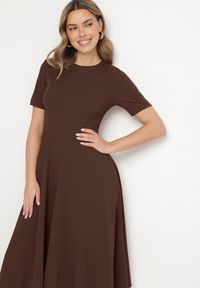 Born2be - Brązowa Sukienka Rozkloszowana z Taliowaniem Telorwena. Kolor: brązowy. Materiał: tkanina. Styl: klasyczny #3