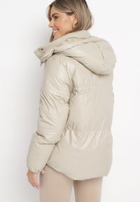 Born2be - Beżowa Kurtka Pikowana z Kapturem i Ściągaczem Harco. Typ kołnierza: kaptur. Kolor: beżowy. Wzór: aplikacja. Styl: elegancki #4