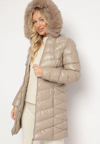 Born2be - Beżowa Długa Pikowana Kurtka z Odpinanym Futerkiem i Sznurkami Rinnarae. Okazja: na spacer, na co dzień. Typ kołnierza: kaptur. Kolor: beżowy. Materiał: futro. Długość: długie. Styl: elegancki, casual #4