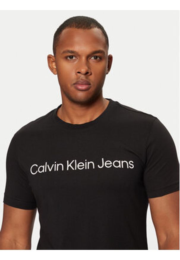 Calvin Klein Jeans T-Shirt J30J322552 Czarny Slim Fit. Kolor: czarny. Materiał: bawełna