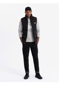 Ombre Clothing - Pikowany męski bezrękawnik z neonowymi akcentami – czarny V4. Typ kołnierza: kołnierzyk stójkowy. Kolor: czarny. Materiał: guma, tkanina, poliester, materiał, syntetyk. Długość rękawa: bez rękawów. Wzór: aplikacja #5