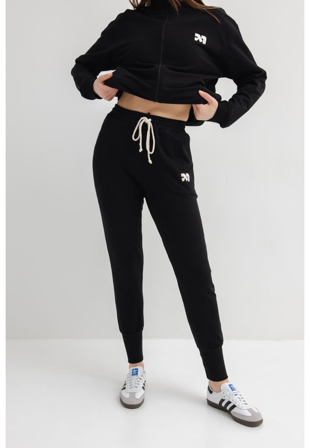Marsala - Spodnie dresowe w kolorze TOTALLY BLACK - SIMPLY-XL. Okazja: na co dzień. Kolor: czarny. Materiał: dresówka. Wzór: haft. Styl: sportowy, klasyczny, casual