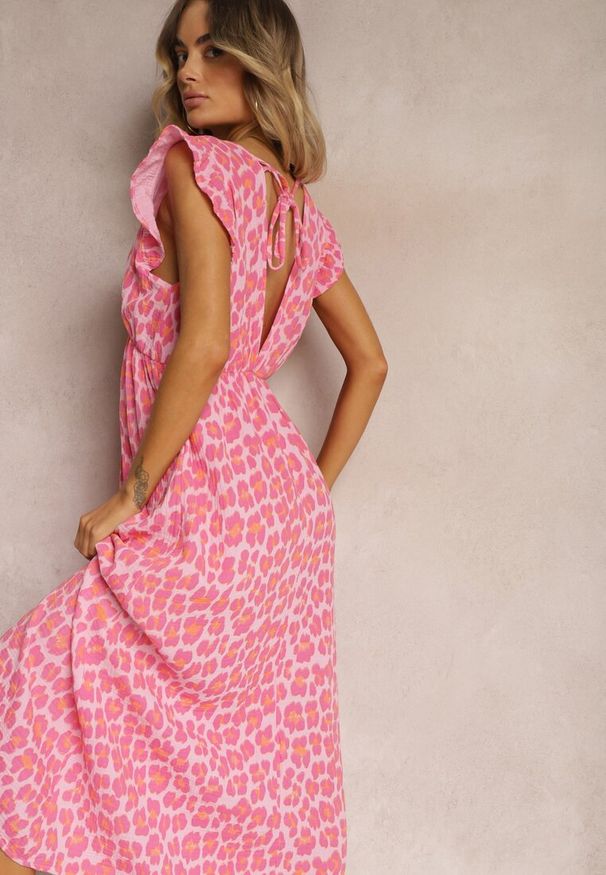 Renee - Różowa Sukienka Boho z Bawełny Ozdobiona Wiązaniem Carivia. Kolor: różowy. Materiał: bawełna. Wzór: aplikacja. Sezon: lato. Styl: boho