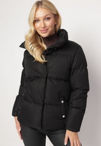 Born2be - Czarna Kurtka Pikowana ze Stójką Astasia. Typ kołnierza: kołnierzyk stójkowy. Kolor: czarny. Wzór: jednolity. Sezon: zima, jesień. Styl: elegancki #1