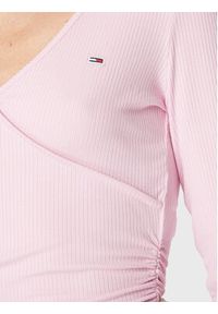 Tommy Jeans Bluzka Crop Rib Wrap Ruching DW0DW14326 Różowy Slim Fit. Kolor: różowy. Materiał: wiskoza