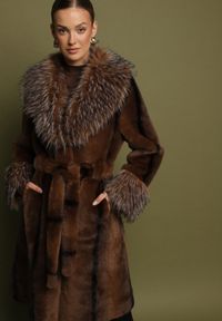 Born2be - Brązowy Futrzany Płaszcz z Paskiem i Ozdobnym Kołnierzem i Rękawami Ceneffa. Okazja: na co dzień. Typ kołnierza: golf. Kolor: brązowy. Materiał: futro. Długość rękawa: długi rękaw. Długość: długie. Styl: klasyczny, casual, elegancki #1