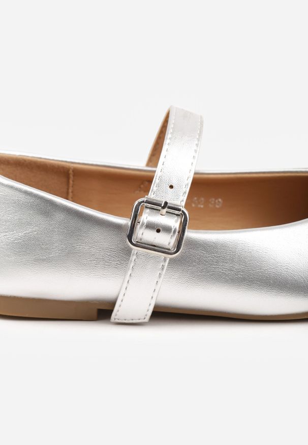 Born2be - Srebrne Płaskie Balerinki Mary Jane z Kwadratowym Noskiem Saroma. Okazja: na co dzień. Zapięcie: pasek. Kolor: srebrny. Materiał: jeans. Styl: elegancki, klasyczny, casual