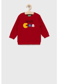 United Colors of Benetton bluza bawełniana dziecięca x Pac-Man kolor czerwony z aplikacją. Okazja: na co dzień. Kolor: czerwony. Materiał: bawełna. Długość: długie. Wzór: aplikacja. Styl: casual