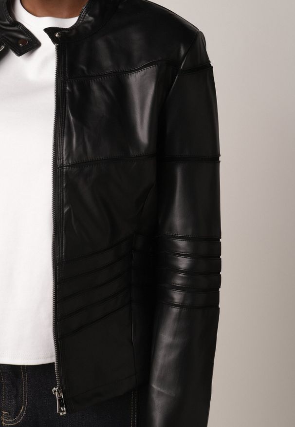 Born2be - Czarna Kurtka Typu Ramoneska Ozdobiona Przeszyciami Elianea. Okazja: na co dzień. Kolor: czarny. Materiał: jeans, poliester. Wzór: aplikacja. Styl: elegancki, casual