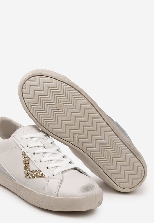 Born2be - Biało-Złote Sneakersy przed Kostkę z Brokatową Wstawką Soneri. Okazja: na co dzień. Wysokość cholewki: przed kostkę. Zapięcie: sznurówki. Kolor: biały. Materiał: jeans. Obcas: na obcasie. Wysokość obcasa: niski