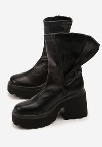 Renee - Czarne Przylegające Botki Vices w Stylu Grunge na Słupku z Ociepleniem Falarina. Okazja: na randkę. Kolor: czarny. Materiał: satyna, jeans, skóra, futro. Obcas: na słupku. Wysokość obcasa: średni