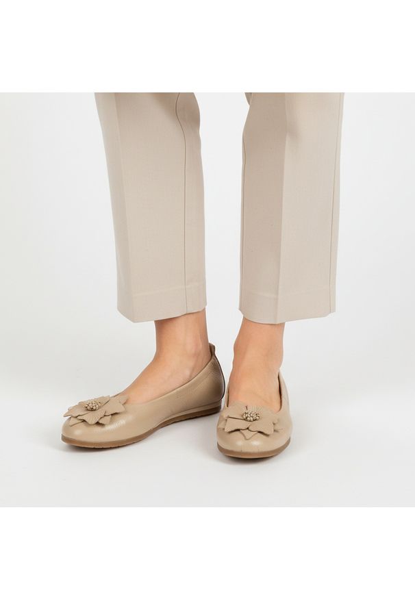 Baleriny damskie Armodo, cholewka ze skóry naturalnej z dekoracyjną aplikacją na przodzie elastyczna konstrukcja ułatwiająca zakładanie oraz płaska p. Okazja: na co dzień. Kolor: beżowy. Materiał: skóra. Szerokość cholewki: normalna. Wzór: aplikacja. Styl: casual, elegancki, klasyczny