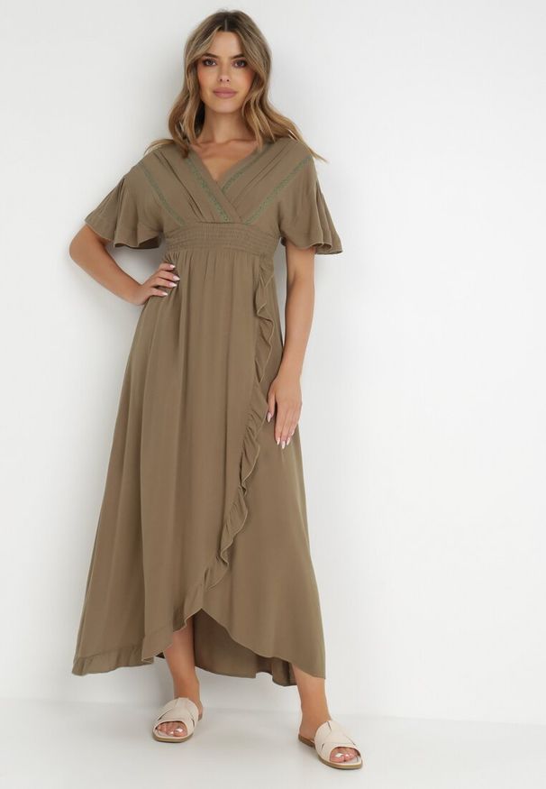 Born2be - Ciemnozielona Sukienka z Wiskozy Aeraste. Kolor: zielony. Materiał: wiskoza. Wzór: aplikacja. Typ sukienki: asymetryczne, kopertowe. Długość: maxi